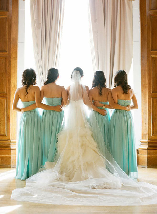 cute photo with bridesmaids