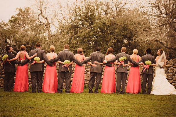 http://www.bridalguide.com/sites/default/files/article-images/PHOTO-OF-THE-DAY/bride-groom-bridal-party.jpg