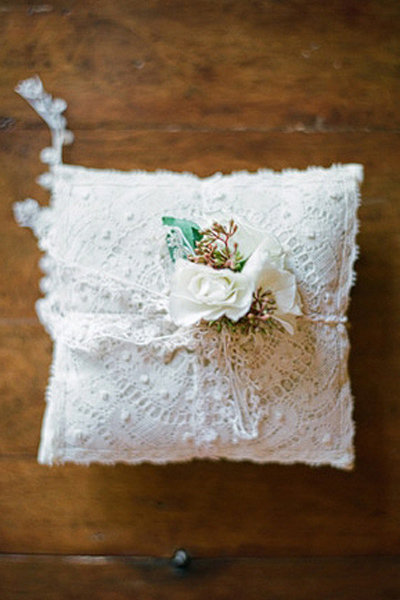 white lace ring pillow 