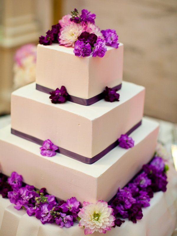 Brides com wedding cakes gallery