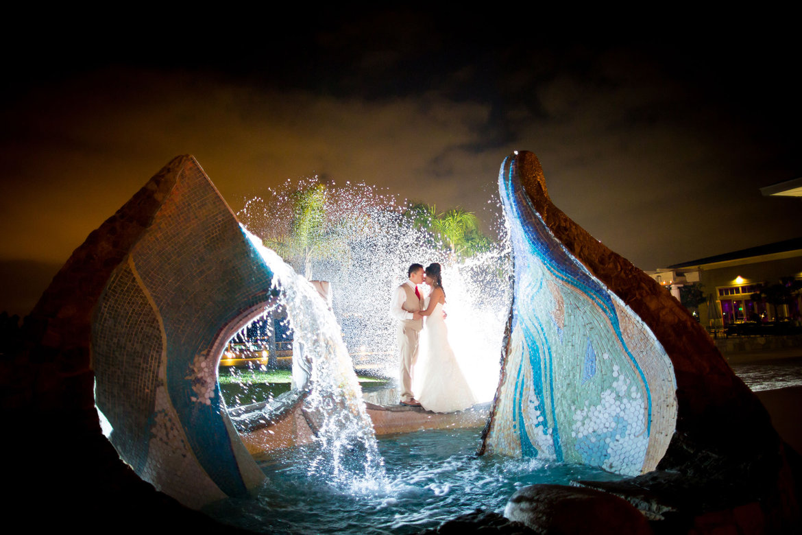 water fountain wedding photo