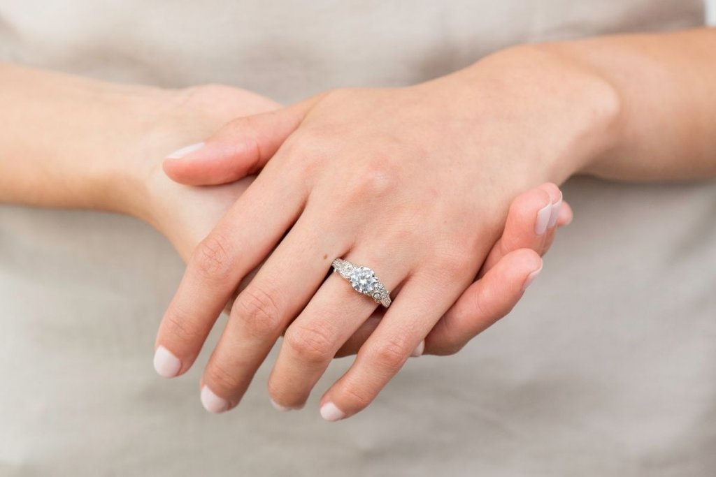 Bạn đang phân vân không biết cách lựa chọn chiếc nhẫn đính hôn hoàn hảo cho đám cưới của mình? BridalGuide sẽ giúp bạn giải đáp mọi thắc mắc. Bài viết của chúng tôi sẽ cho bạn biết các xu hướng và cách chọn một chiếc nhẫn cưới đúng ý để bạn và đối tác yêu thích của bạn sẽ cùng nhau tạo nên lễ cưới tuyệt vời nhất.