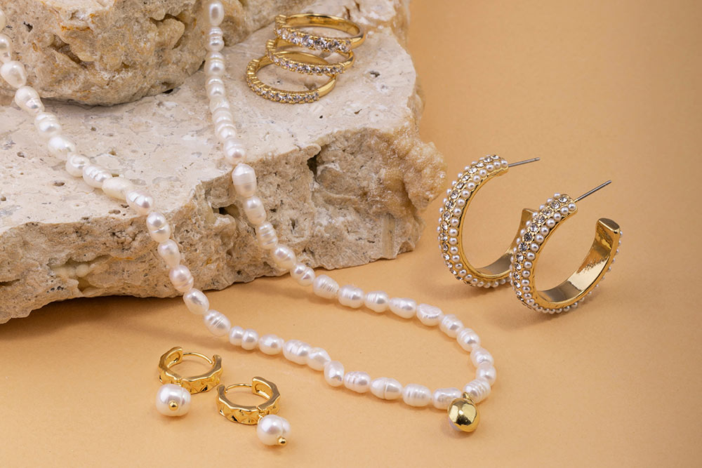 Lovisa Pearl Hoop Necklace, Women's Fashion, Jewelry & Organisers, Earrings  on Carousell