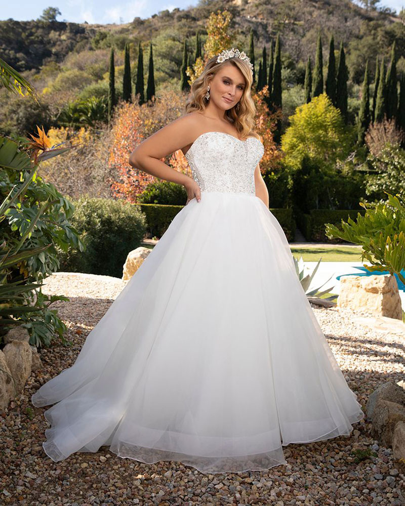 15 Glam Wedding Gowns for Curvy Brides 