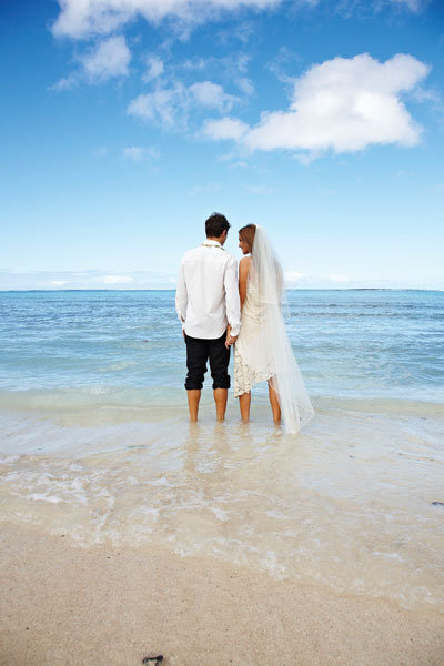 bride and groom in the cook islands
