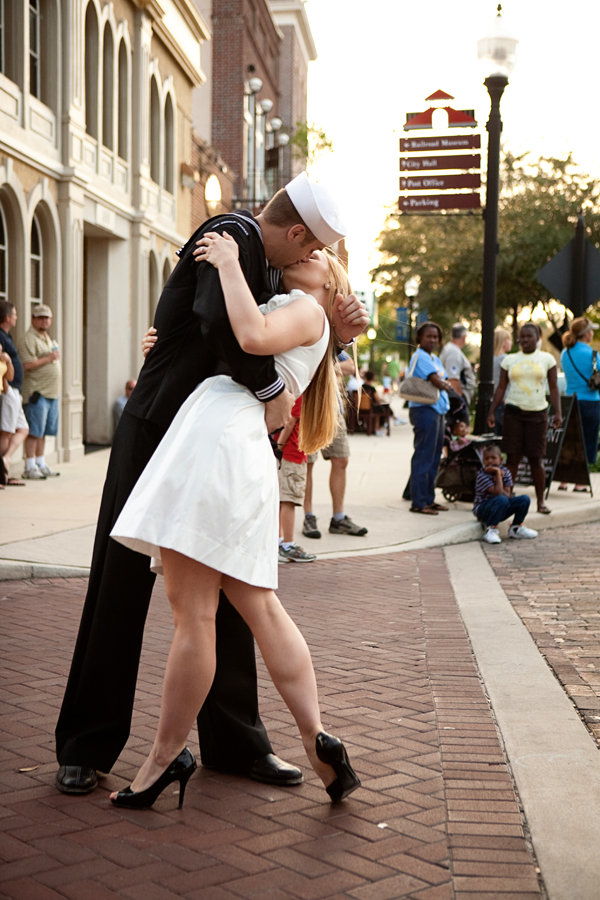 wars end kiss engagement photos