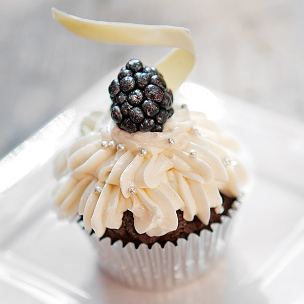 blackberry wedding cupcakes