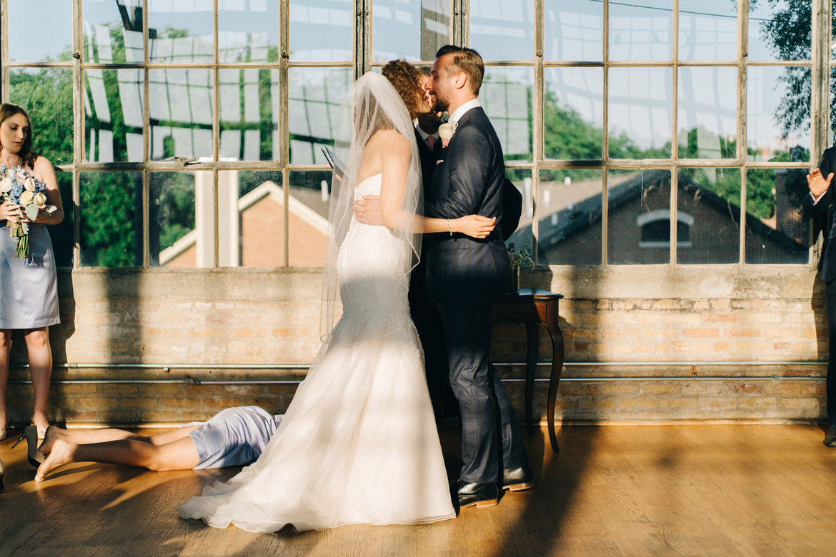 Caught On Camera Bridesmaid Faints During Newlyweds First Kiss 