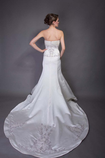 30+ Gowns with Show-Stopping Backs | BridalGuide