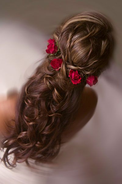 Pretty Ways to Wear Flowers in Your Hair