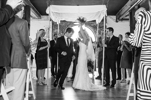  Have your groom greet you at the altar with an offering. 