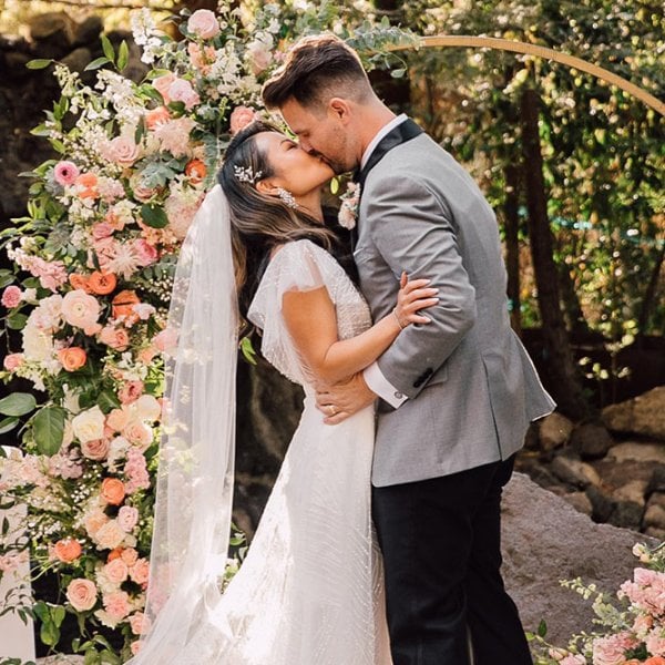 bride groom kiss