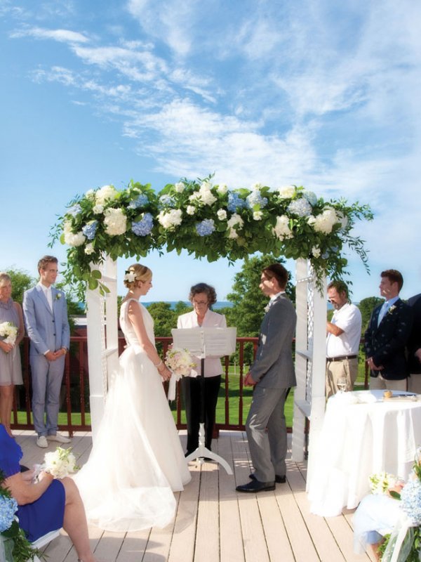 Beach Fete: Elizabeth & Michael in Cape Cod, MA