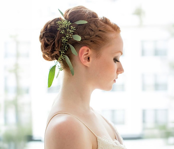 Elegant red-haired bride with floral hair accessories, bridal hairstyle, wedding beauty, bridal guid.